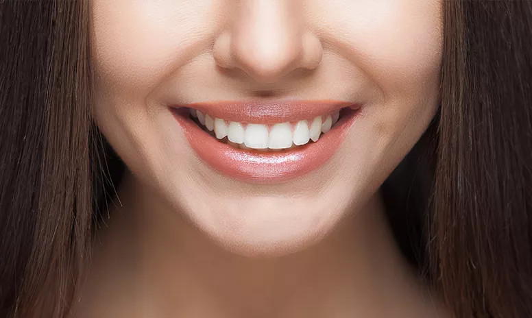 Frau mit wunderschönen geraden Zähnen