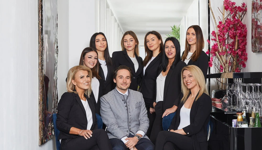 Unser Praxisteam bei Kieferorthopäde Dr. Dipsche und Kollegen | Gruppenfotos des gesamten Teams in München