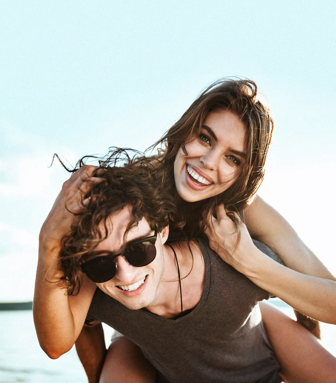 Glückliches Paar mit schönen, geraden Zähnen durch Aligner-Therapie