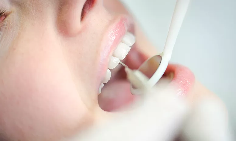 Patient bei Zahnreinigung